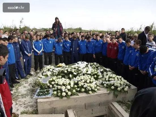 为丘斯蒂奇献花