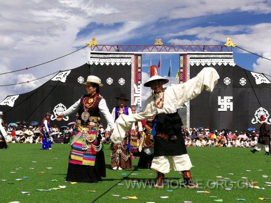 藏族服饰展示及舞蹈表演