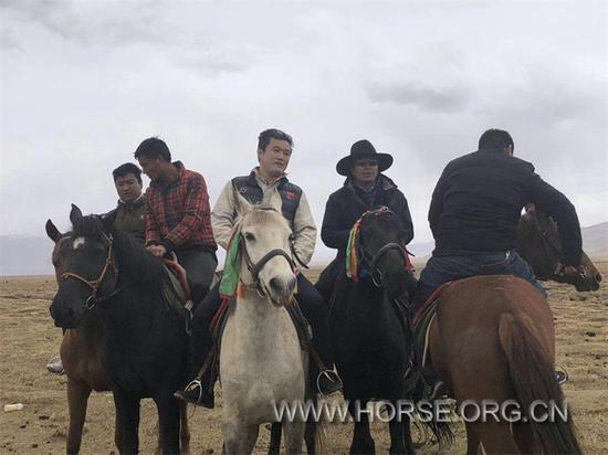 阿热湿地一起骑马踏勘