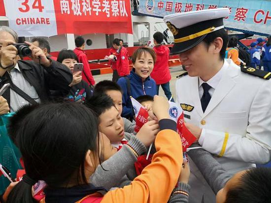 小粉丝们与心目中的“探路英雄”合影