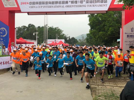 （八十一岁的郑凤荣领跑）