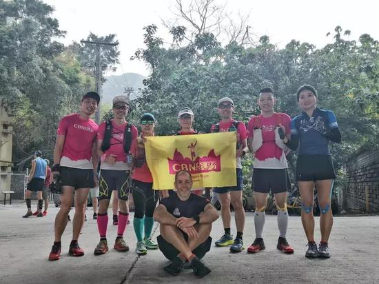 赛事创办人及总监Andre Blumberg和来自中国大陆的6位挑战者与摄影师