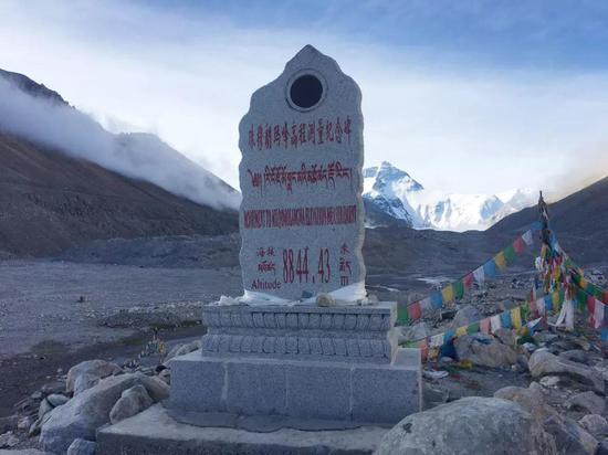珠峰北坡高程测量纪念碑。