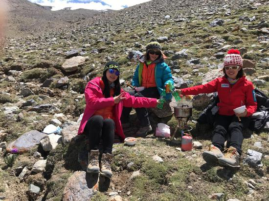 2018年7月5日，她们一起登顶7546米的慕士塔格峰。