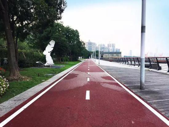 图说：徐汇滨江的跑步道。