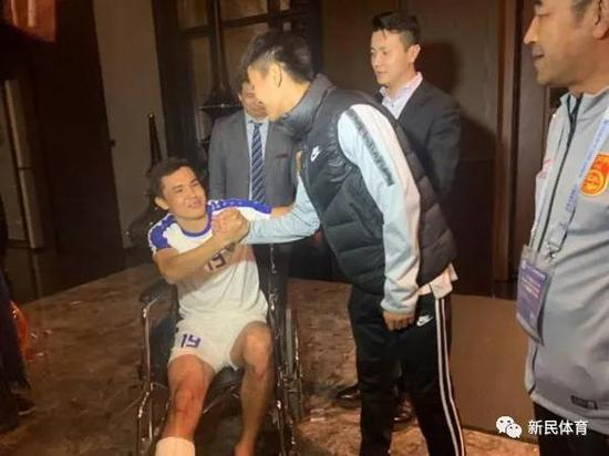 韦世豪赛后去看望了受伤球员 网络图