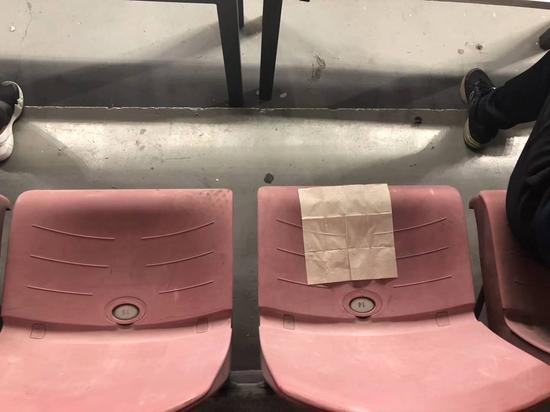 虹口足球场的座椅。澎湃新闻记者&nbsp;宋承良&nbsp;图