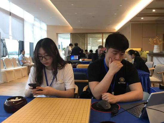 聂老女儿聂云菲为“棋精灵”充当人肉臂，图源弈客围棋