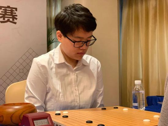 开局万波奈穗右边出动不利，白棋在边上获得巨大实力后，还将黑数子隔断斩杀。