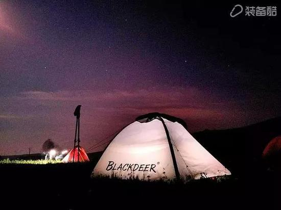 鹿小友”是黑鹿的一款帐蓬，其支开后拥有210CM×140CM×110CM的大小，可以让你在帐蓬内直身坐立。帐蓬分为内外双层，即可有效地达到通风透气的效果，可防风、防雨。