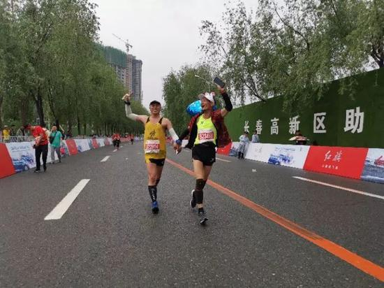 图为奚占玉在2019长春马拉松上。
