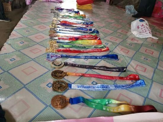 图为奚占玉家中的完赛奖牌。