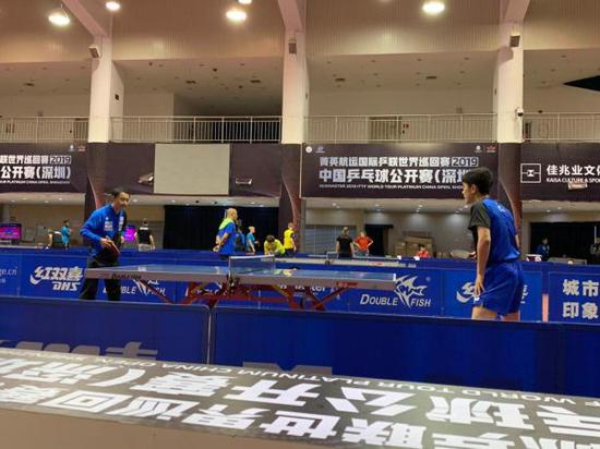 张本智和和父亲一起热身训练。 澎湃新闻记者 李琼 图