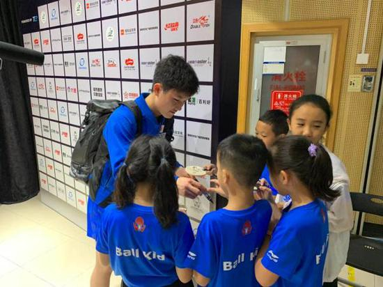 张本智和给小球迷签名。 澎湃新闻记者 李琼 图