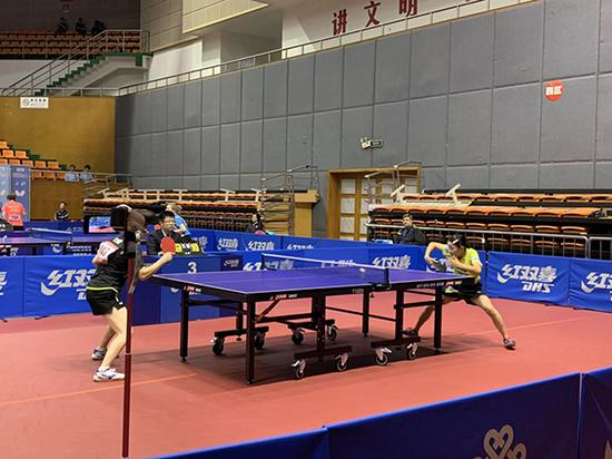 张本美和（右）在比赛中。