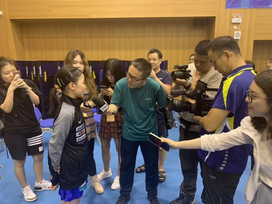 张本美和接受采访。