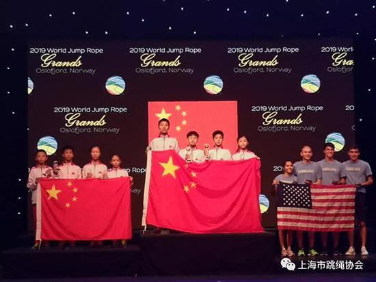 领奖台上满满的中国红