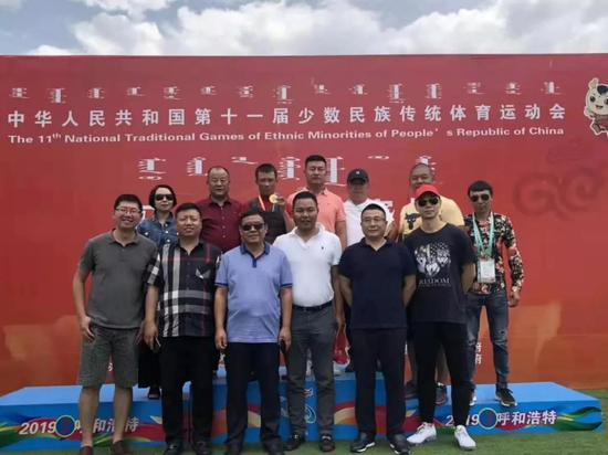 天富安马业掌舵人付永斌与好友登上冠军台。图片来自付永斌朋友圈。