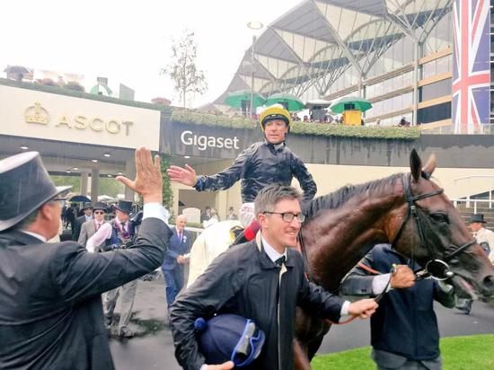 “晶莹汪洋”和骑师戴图里，图片由Racing post提供。