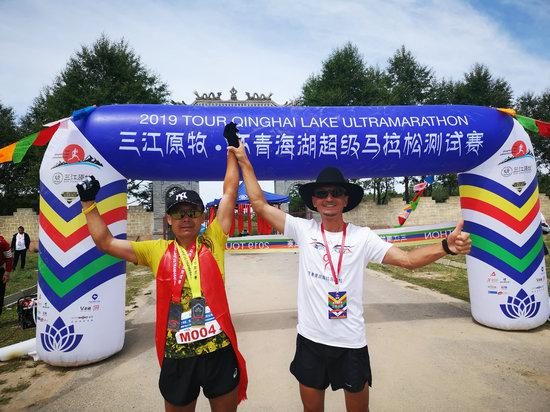 环青海湖超马男子总冠军倪玉生冲线