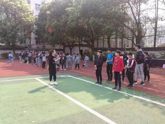 &nbsp;南京铁心桥小学外聘的老师在上体育课