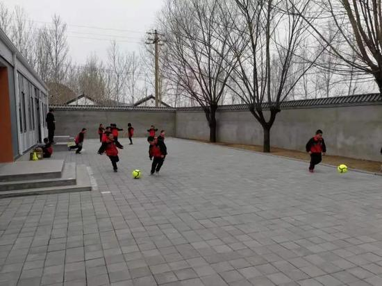 &nbsp;河北滦平路南营小学教学点孩子们的运动场地，该校只有一个全科老师