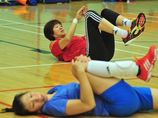 郎平亲自带领球员训练。