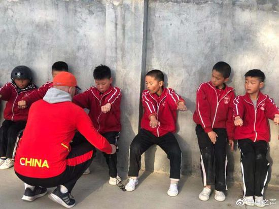 小学员在捷克教练指导下进行腿部肌肉训练