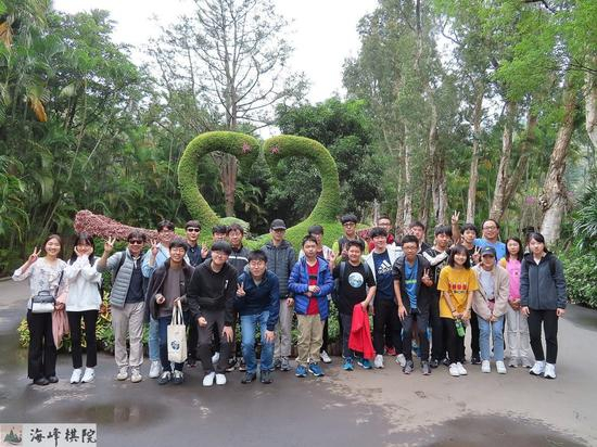 朴廷桓等韩国国家队一行人和台湾职业棋士前往士林官邸旅游