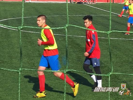 足球场上的何小珂