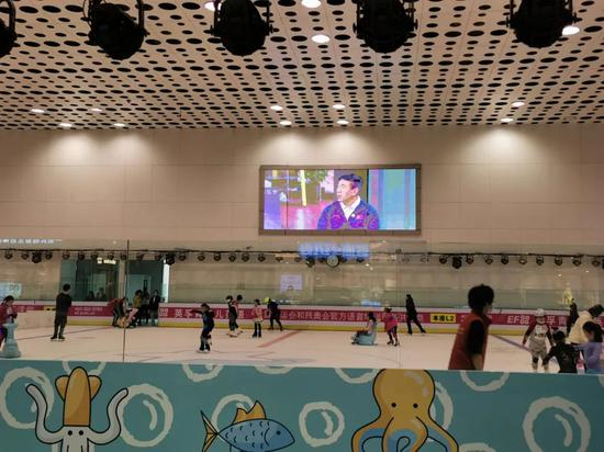 冰场的大屏幕上，也在同时直播第二期‘滑向2022线上接力赛’