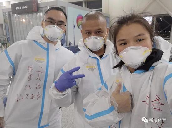 　在天津滨海机场等待检疫的张伟丽团队
