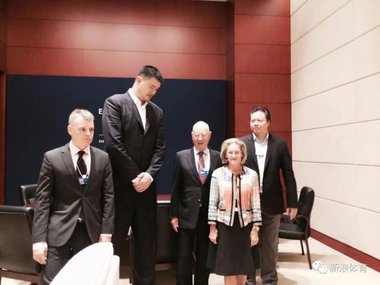 秦哲明和姚明等人合影