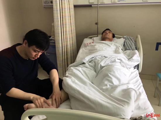 ↑ 汪强给病床上的父亲按摩（图据受访者）
