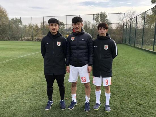 前往西班牙留洋前，廖垒、陈国良、杨意林（从左到右），唐晖供图