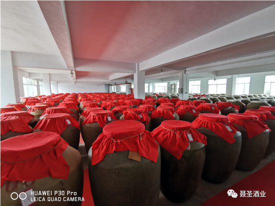  菲菲为能选到好酒参观了很多酒厂