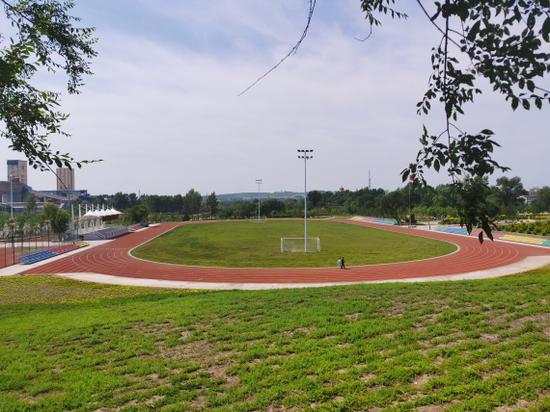鹤岗市东山区新一体育公园内的足球场。