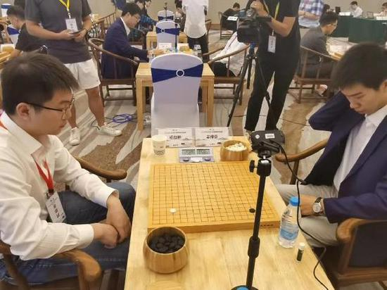 杨鼎新不敌对方主将辜梓豪