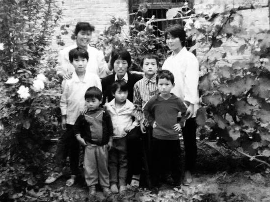 儿时的魏锐与家人