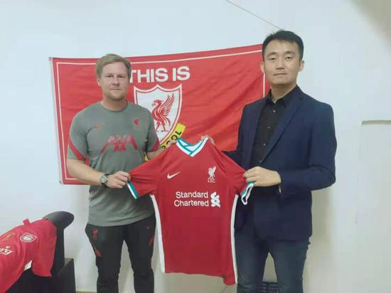 里斯（左）与新华社记者合影。图片由西联学校提供