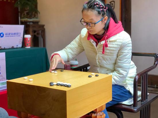 周泓余六段落子盘中