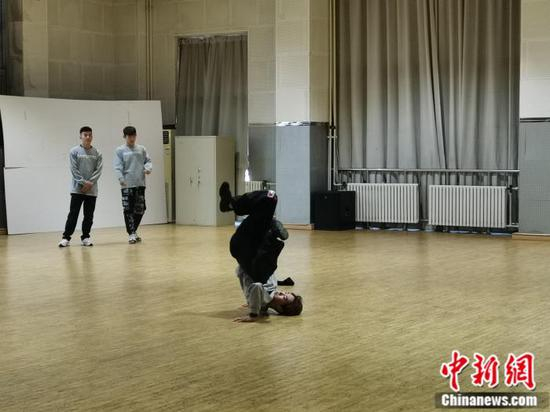学生们正在进行斗舞。邢蕊 摄