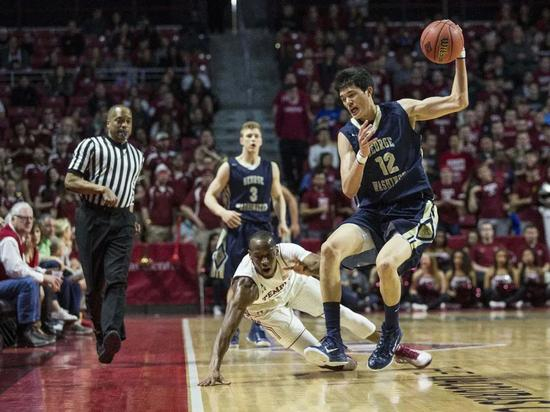 NCAA赛场上的渡边雄太（右一）