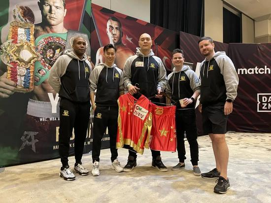 张志磊和自己的团队李茂沛（左二）