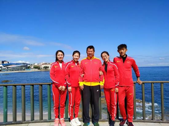 张阜新教练（中）