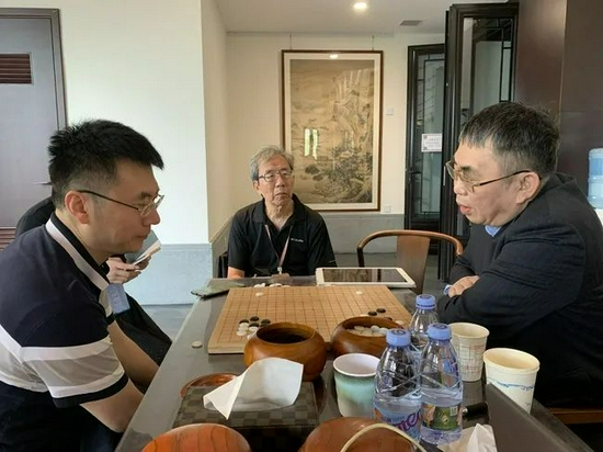 聂卫平、华以刚和王磊在研究室关注战况