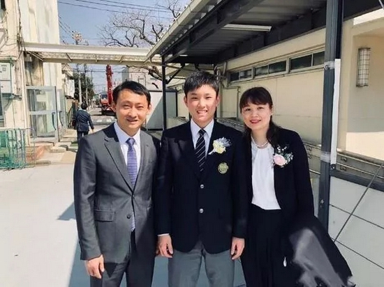 父母出席张本智和的初中毕业典礼