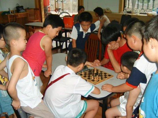 7岁（左二）到山东齐鲁棋院学棋，与众多小伙伴日后都成为特级大师