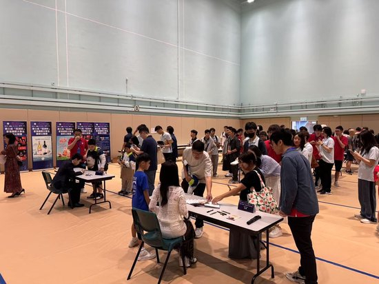 　現(xiàn)場(chǎng)簽名活動(dòng)