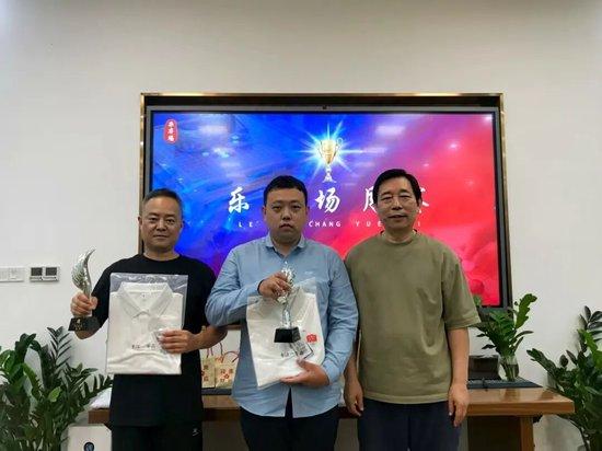 获奖嘉宾：史轶君（左）康乔（中） 颁奖嘉宾：桑华（右）